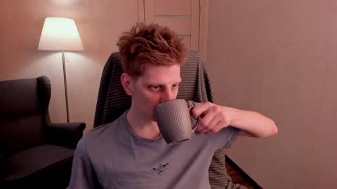 Snapshot of slim_andy chatting on 02-06-25, 07:45 Andy online show from 02-06-25, 07:45