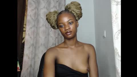 Snapshot of slimfit_girl chatting on 11-29-25, 06:38 Slimfit girl online show from 11-29-25, 06:38