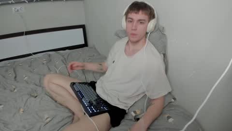 Snapshot of slippery_baby chatting on 01-08-25, 10:04 Mila online show from 01-08-25, 10:04