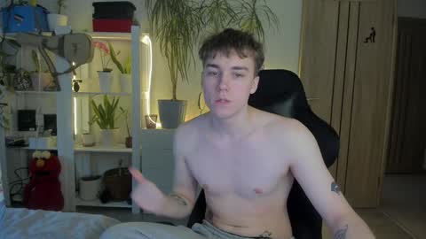 Snapshot of slippery_baby chatting on 02-08-25, 01:11 Mila online show from 02-08-25, 01:11