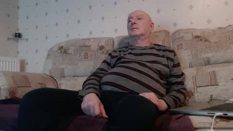 Snapshot of smallsteve562 chatting on 03-08-26, 07:17 Steve online show from 03-08-26, 07:17