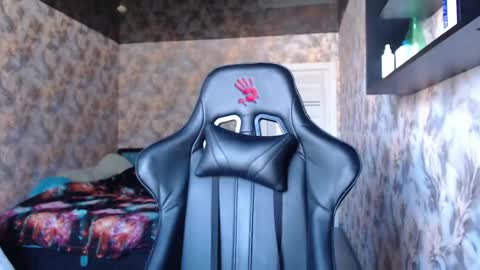 Snapshot of smile_cute_fox chatting on 06-01-26, 01:51 smile_cute_fox online show from 06-01-26, 01:51