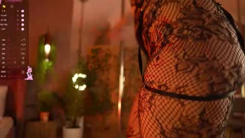 Snapshot of smiley_mia_ chatting on 11-06-25, 05:19 Mia online show from 11-06-25, 05:19