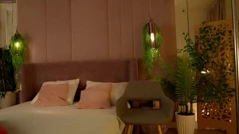 Snapshot of smiley_mia_ chatting on 11-08-25, 05:07 Mia online show from 11-08-25, 05:07