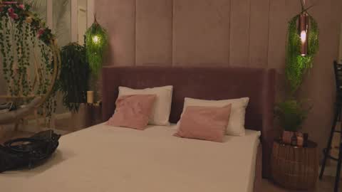 Snapshot of smiley_mia_ chatting on 11-26-25, 05:08 Mia online show from 11-26-25, 05:08