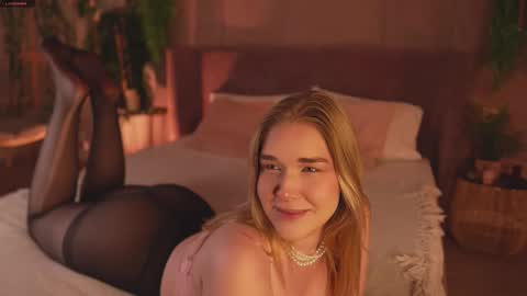 Snapshot of smiley_mia_ chatting on 11-27-25, 05:20 Mia online show from 11-27-25, 05:20