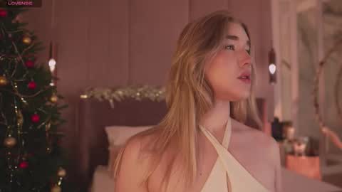 Snapshot of smiley_mia_ chatting on 12-15-25, 05:01 Mia online show from 12-15-25, 05:01