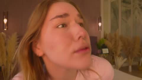 Snapshot of smiley_mia_ chatting on 05-19-26, 05:14 Mia online show from 05-19-26, 05:14