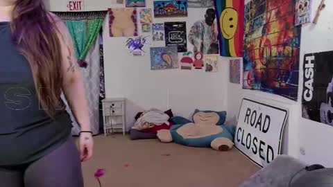 Snapshot of smokihippi chatting on 10-27-25, 01:20 Big Dawg online show from 10-27-25, 01:20