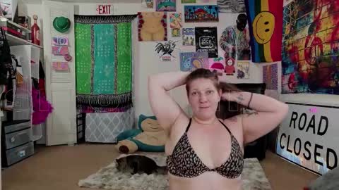 Snapshot of smokihippi chatting on 11-01-25, 01:29 Big Dawg online show from 11-01-25, 01:29