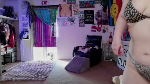 Snapshot of smokihippi chatting on 11-08-25, 10:19 Big Dawg online show from 11-08-25, 10:19