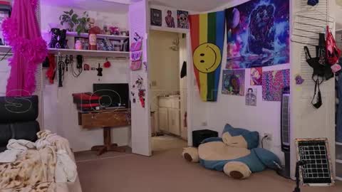 Snapshot of smokihippi chatting on 11-21-25, 03:05 Big Dawg online show from 11-21-25, 03:05