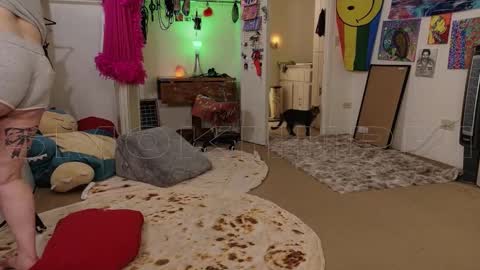 Snapshot of smokihippi chatting on 12-04-25, 03:05 Big Dawg online show from 12-04-25, 03:05