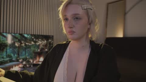 Snapshot of snowflakeskitty chatting on 06-21-26, 05:32 Ellie online show from 06-21-26, 05:32