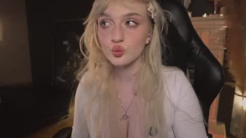 Snapshot of snowflakeskitty chatting on 06-28-26, 05:19 Ellie online show from 06-28-26, 05:19