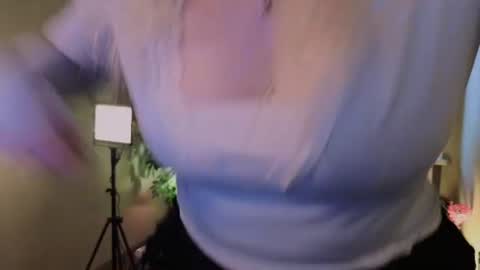 Snapshot of snowflakeskitty chatting on 07-26-26, 05:37 Ellie online show from 07-26-26, 05:37