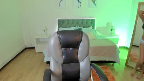 Snapshot of sofia_collen_ chatting on 10-01-25, 08:04 sofia_collen_ online show from 10-01-25, 08:04