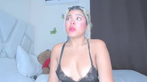 sofiacastillo01 online show from 04-05-26, 05:15