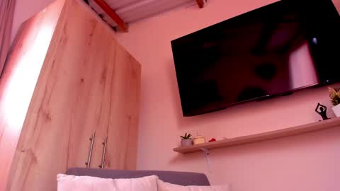 sofiavelez01 online show from 05-18-26, 04:13