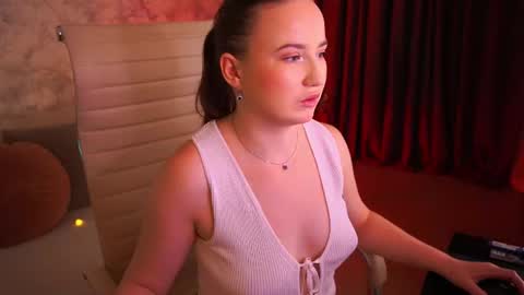 Snapshot of sofiebloom chatting on 06-26-26, 11:31 Sofie online show from 06-26-26, 11:31