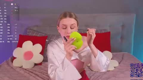 Snapshot of soft_babe chatting on 06-16-26, 09:17 Milisa online show from 06-16-26, 09:17