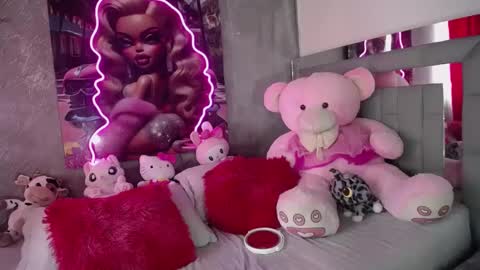 instagram    evalunavelez1. online show from 10-02-25, 06:48