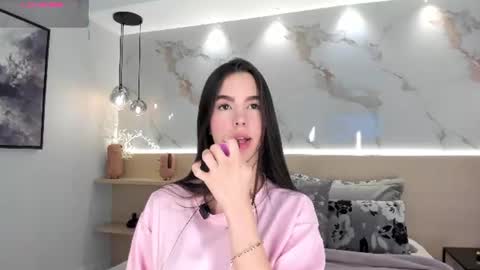 Snapshot of solavelar chatting on 06-21-26, 01:19 Sol Avelar online show from 06-21-26, 01:19