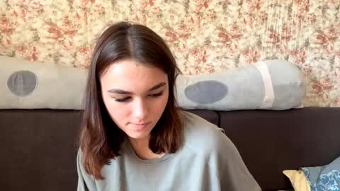 Snapshot of somerfrieler chatting on 10-15-25, 08:25 Hello My name is Jane im new model here and little but shy but curious. online show from 10-15-25, 08:25