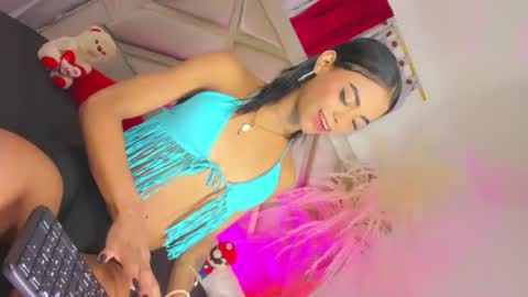 sophia_horny19 online show from 07-08-26, 12:48