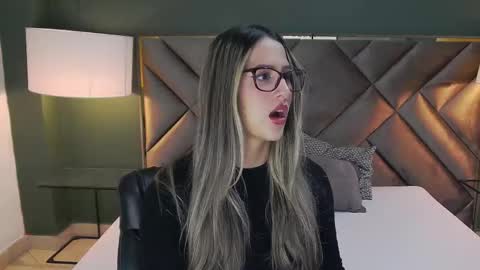 Snapshot of sophia_loreenn chatting on 10-25-25, 02:46 Sofia online show from 10-25-25, 02:46