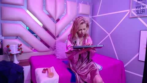 Snapshot of sophia_ny chatting on 02-17-25, 11:09 SOPHIA online show from 02-17-25, 11:09