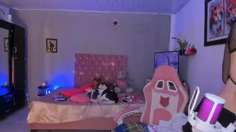Snapshot of sophie_dolly_ chatting on 07-23-26, 07:12 sophie doll online show from 07-23-26, 07:12