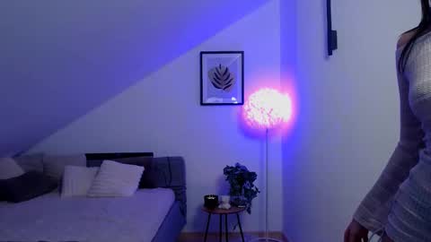 Sophie online show from 11-11-25, 05:57