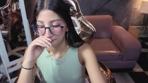 Snapshot of sophie_jones_b chatting on 02-12-26, 12:44 sophie_jones_b online show from 02-12-26, 12:44