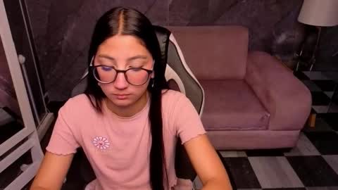 Snapshot of sophie_jones_b chatting on 03-03-26, 12:44 sophie_jones_b online show from 03-03-26, 12:44