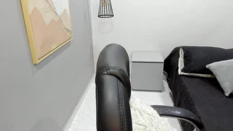 Snapshot of sophie_nolie chatting on 02-10-26, 11:47 Sophi online show from 02-10-26, 11:47