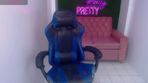 Snapshot of sophie_t_ chatting on 02-15-25, 05:17 Sofia online show from 02-15-25, 05:17