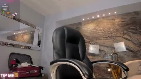 Snapshot of sophiebarnett_ chatting on 11-17-25, 12:27 Sophie online show from 11-17-25, 12:27