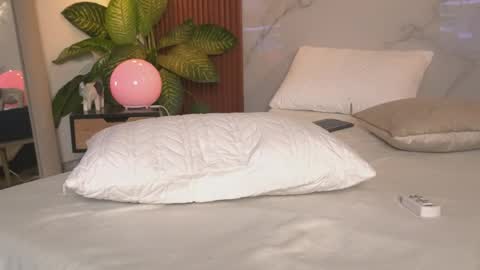 Snapshot of sophiecollins_1 chatting on 04-23-26, 12:40 Sophie online show from 04-23-26, 12:40