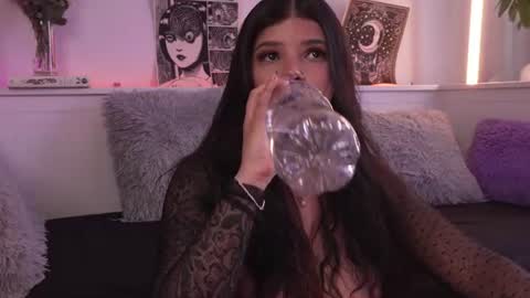 Snapshot of sophiee_art chatting on 06-17-26, 07:26 Sophiee online show from 06-17-26, 07:26