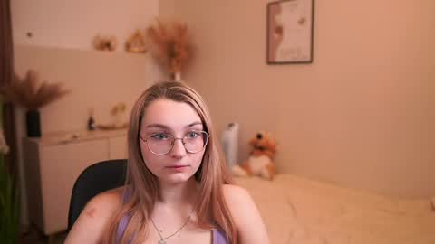 Snapshot of sophielux18 chatting on 05-20-26, 01:17 Emma online show from 05-20-26, 01:17