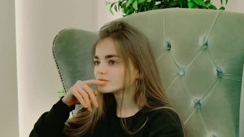 Snapshot of sophiesuvi chatting on 12-01-24, 04:29 Sophie and my bestie Mandy online show from 12-01-24, 04:29