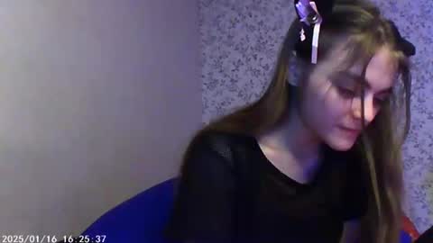 Snapshot of sophiesuvi chatting on 01-15-25, 06:08 Sophie and my bestie Mandy online show from 01-15-25, 06:08