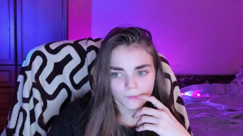 Snapshot of sophiesuvi chatting on 01-15-26, 06:22 Sophie and my bestie Mandy online show from 01-15-26, 06:22