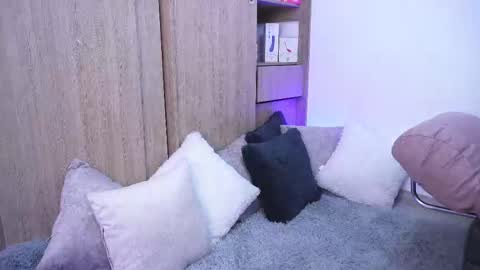 Snapshot of sophiiecums chatting on 12-17-25, 11:55 Sophiie online show from 12-17-25, 11:55