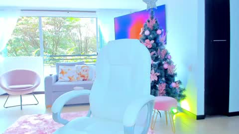 Snapshot of sophijonnes chatting on 12-12-24, 04:10 YULITZA online show from 12-12-24, 04:10