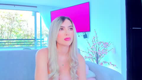 Snapshot of sophijonnes chatting on 01-15-25, 05:47 YULITZA online show from 01-15-25, 05:47