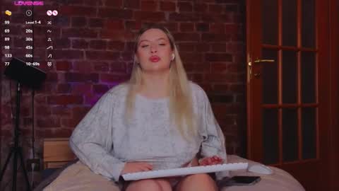 Snapshot of soulmeinme chatting on 10-28-25, 08:11 soulmeinme online show from 10-28-25, 08:11