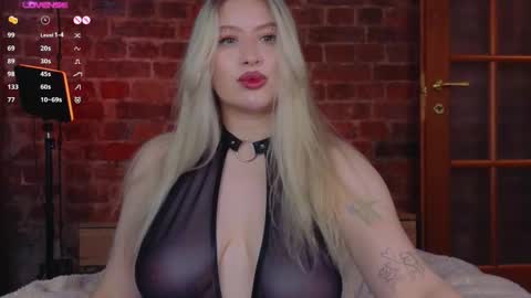 Snapshot of soulmeinme chatting on 10-31-25, 08:21 soulmeinme online show from 10-31-25, 08:21