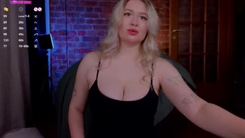 Snapshot of soulmeinme chatting on 11-18-25, 08:13 soulmeinme online show from 11-18-25, 08:13